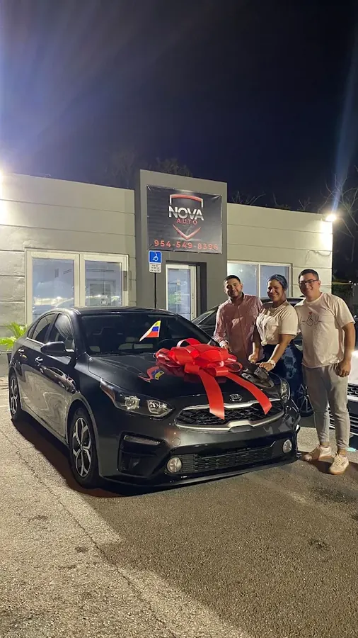 Clientes recibiendo su vehículo en Nova Auto, Miami